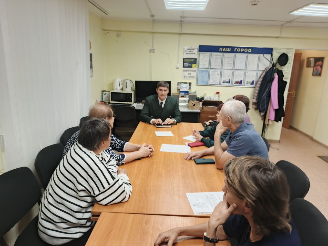 Фото к публикации: Адвокат Югры провел встречу с жителями Сургута по актуальным вопросам ЖКХ